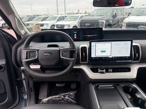 New 2026 Ford Expedition Active image 14