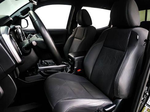 Used 2019 Toyota Tacoma TRD Sport image 16