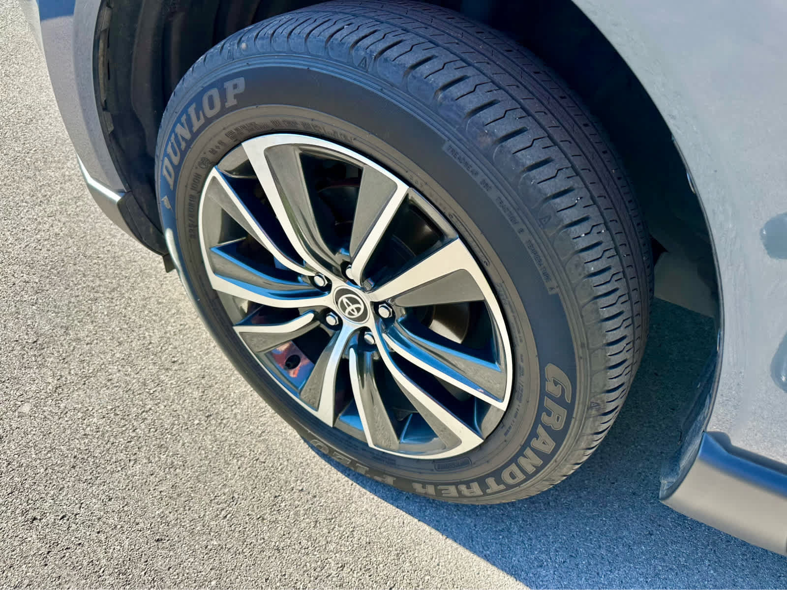Used 2024 Toyota Venza LE AWD/4WD image 9