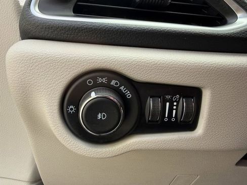 Used 2023 Chrysler Pacifica Limited FWD image 14