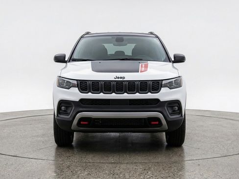 Used 2025 Jeep Compass Trailhawk image 2