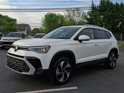 New 2026 Volkswagen Taos SE AWD/4WD image 2
