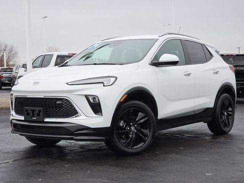 Used 2024 Buick Encore GX Sport Touring image 2