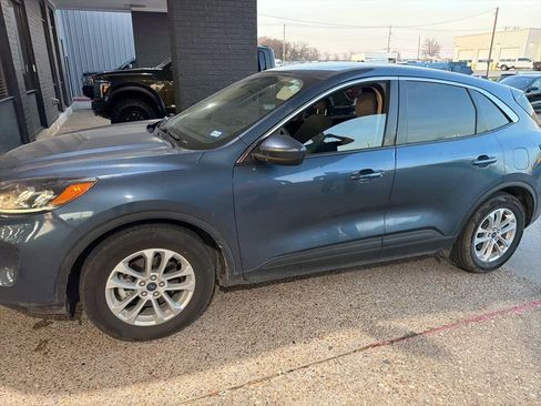 Used 2020 Ford Escape SE image 1