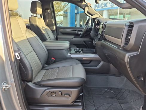 Used 2024 Chevrolet Silverado 2500 ZR2 w/ Technology Package image 25