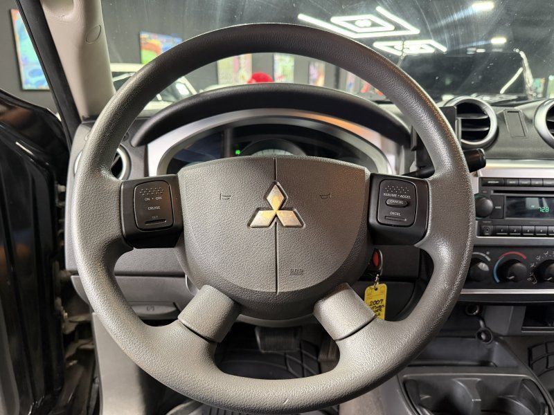 Used 2007 Mitsubishi Raider LS RWD image 10