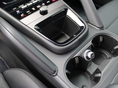 Certified 2025 Porsche Cayenne AWD/4WD image 24