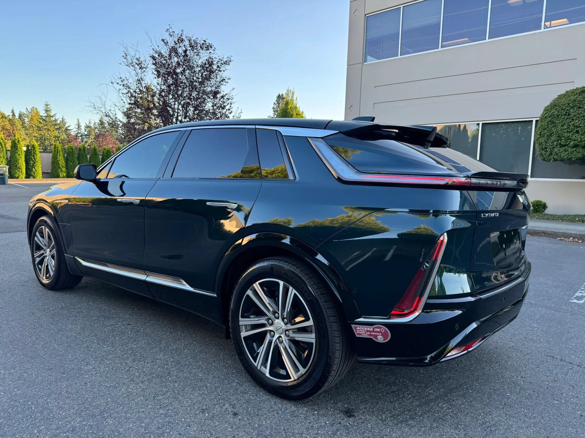 Used 2024 Cadillac Lyriq Luxury AWD/4WD image 7
