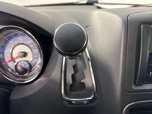 Used 2015 Chrysler Town & Country Touring-L w/ Driver Convenience Group FWD image 18