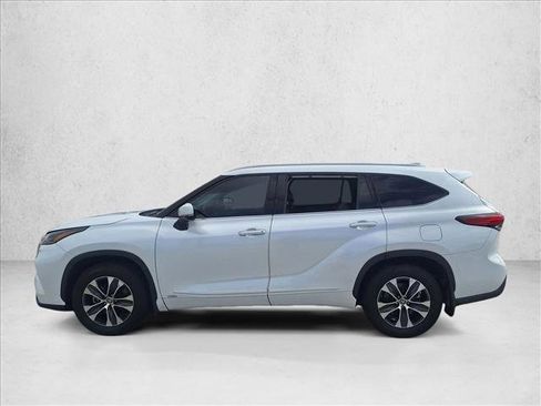 Used 2022 Toyota Highlander XLE AWD/4WD image 8