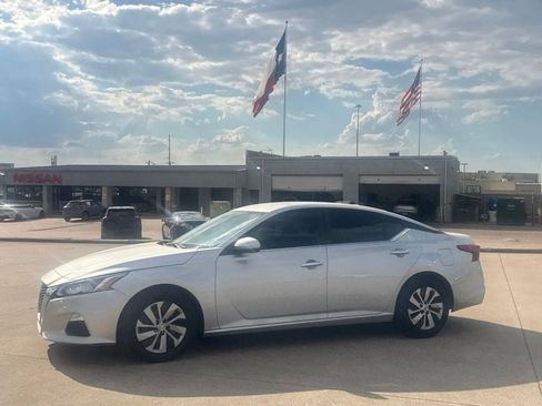 Used 2020 Nissan Altima 2.5 S FWD image 13