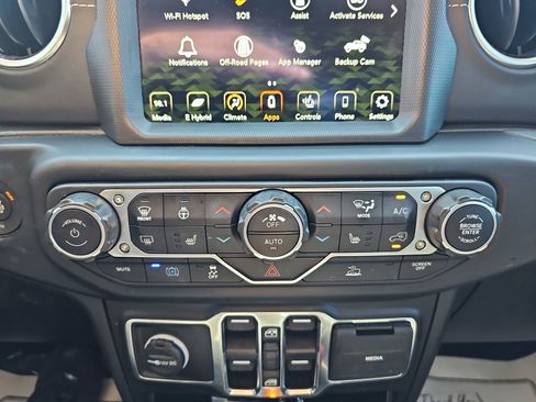 Used 2022 Jeep Wrangler Unlimited Sahara w/ Cold Weather Group AWD/4WD image 21