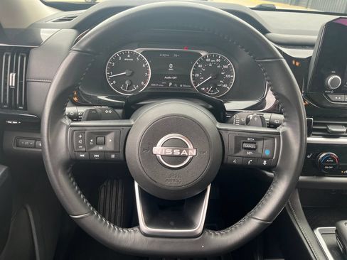 Used 2025 Nissan Pathfinder SV AWD/4WD image 16