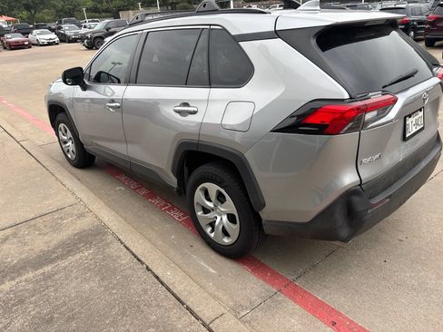 Used 2020 Toyota RAV4 LE FWD image 5