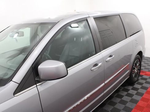 Used 2014 Chrysler Town & Country S FWD image 6