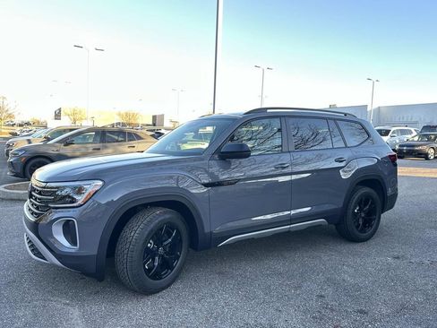 New 2026 Volkswagen Atlas Peak Edition image 8