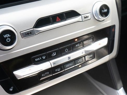 Used 2022 Ford Explorer XLT w/ Equipment Group 202A image 29