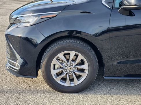 Used 2023 Toyota Sienna XLE image 5