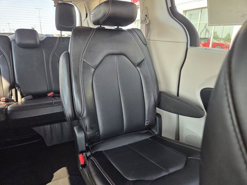 Used 2024 Chrysler Pacifica Touring-L FWD image 14