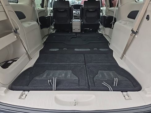 Used 2024 Chrysler Pacifica Touring-L image 95