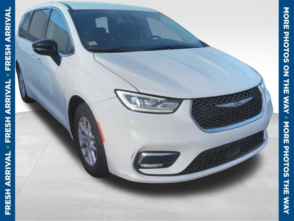 Used 2024 Chrysler Pacifica Touring-L FWD image 1