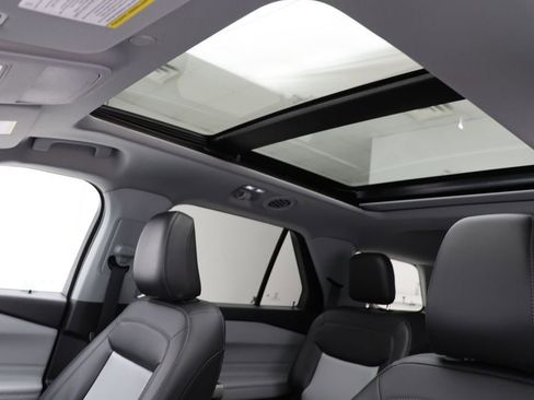 Used 2022 Ford Explorer XLT w/ Equipment Group 202A image 18