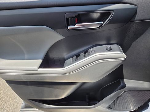 Used 2022 Toyota Highlander XLE FWD image 29