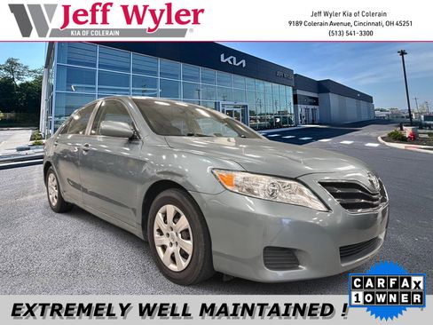 Used 2011 Toyota Camry LE image 1
