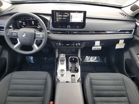 New 2025 Mitsubishi Outlander SE image 23