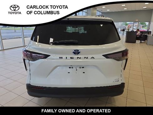 Used 2024 Toyota Sienna XLE FWD image 8