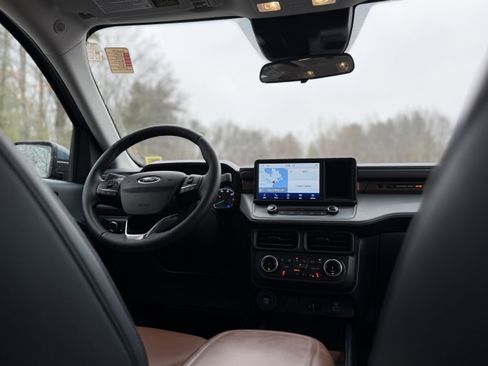 Used 2023 Ford Maverick Lariat w/ Lariat Luxury Package image 2