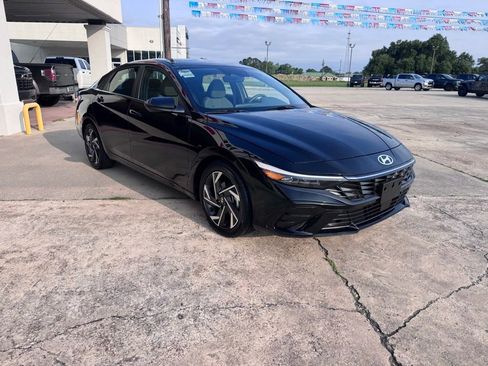 Used 2025 Hyundai Elantra SEL FWD image 8