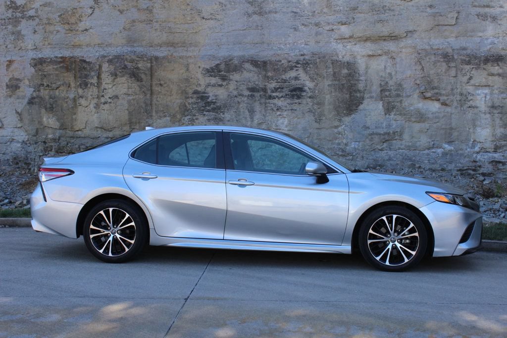 Used 2019 Toyota Camry SE w/ Convenience Package FWD image 3