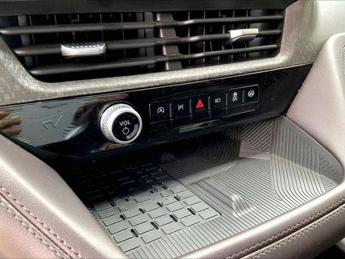 Used 2025 Ford Explorer Platinum w/ Ultimate Package AWD/4WD image 32