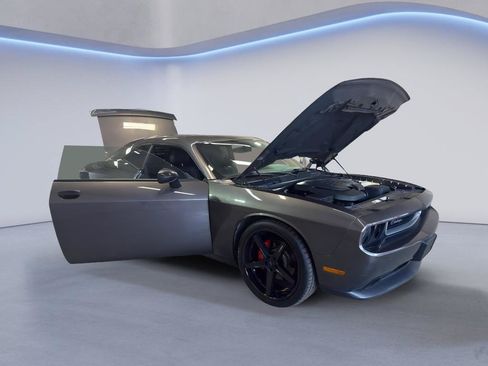 Used 2014 Dodge Challenger SXT RWD image 9