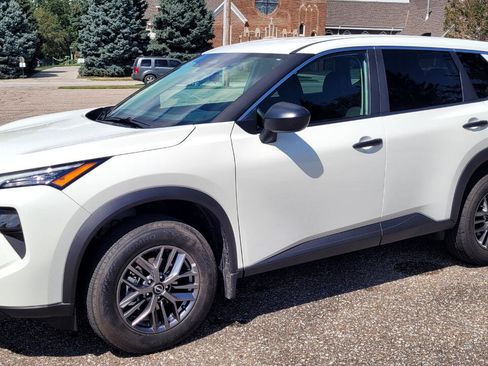 Used 2025 Nissan Rogue S image 2