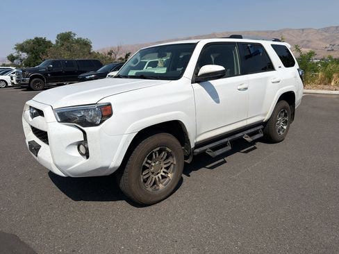 Used 2019 Toyota 4Runner SR5 AWD/4WD image 9