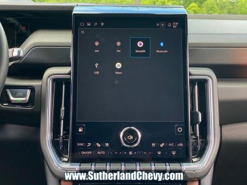 Used 2025 GMC Yukon Denali AWD/4WD image 32