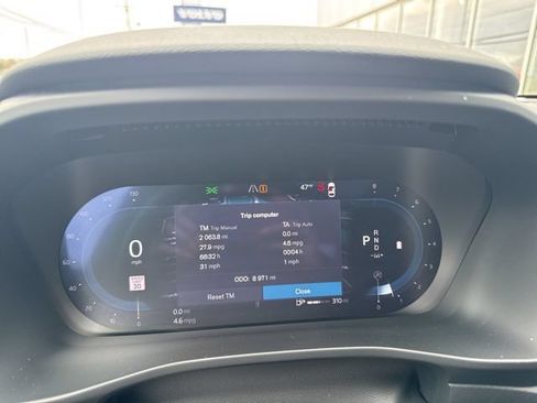 Certified 2025 Volvo XC40 B5 Plus AWD/4WD image 17