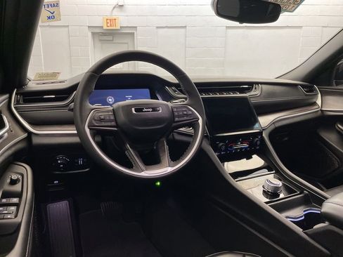 Certified 2025 Jeep Grand Cherokee Limited image 12