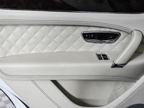 Used 2017 Bentley Bentayga image 24