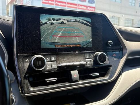Used 2023 Toyota Highlander XLE FWD image 22