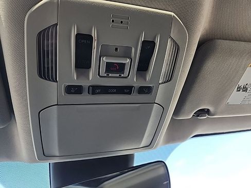 Used 2021 Toyota Highlander XLE AWD/4WD image 17
