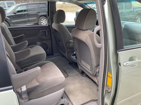 Used 2010 Toyota Sienna LE image 31
