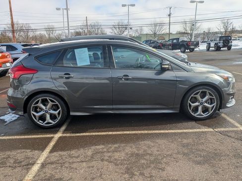 Used 2017 Ford Focus ST image 4