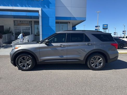 Used 2021 Ford Explorer XLT w/ Equipment Group 202A image 4