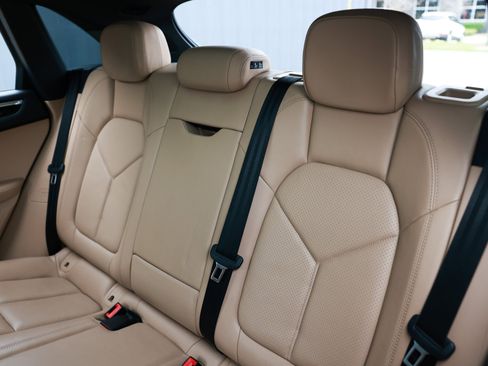 Used 2020 Porsche Macan image 12