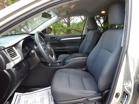 Used 2016 Toyota Highlander LE AWD/4WD image 14