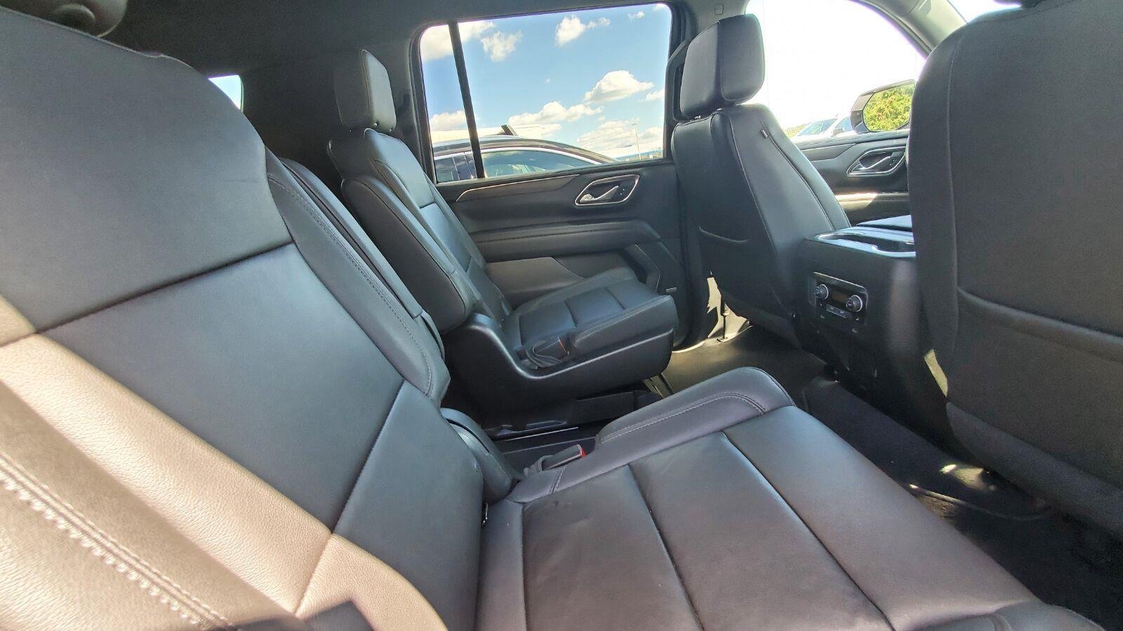 Used 2022 Chevrolet Suburban LT w/ Luxury Package AWD/4WD image 6
