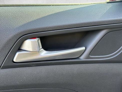 Used 2019 Hyundai Tucson SE image 16